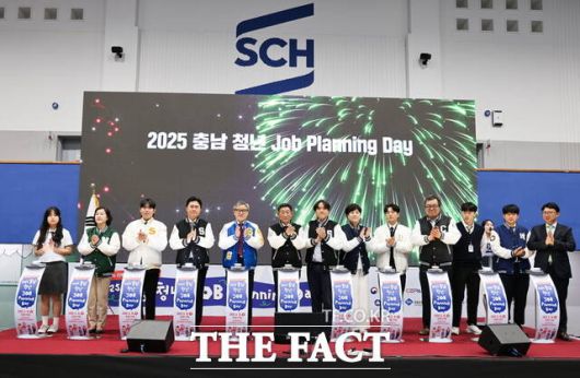 '2025 충남 청년 잡 플래닝 데이'에 참석한 주요 인사들이 개회식 퍼포먼스를 진행하고 있다./순천향대학교