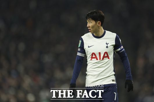 한국축구대표팀과 토트넘에서 주장을 맡고 있는 손흥민이 20대 여성으로 부터 임신 협박을 받은 데 이어 40대 남성으로부터도 추가 협박을 당해 법적 조치에 나선 것으로 드러났다./AP.뉴시스