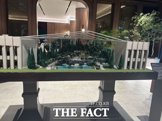 아크로 한남 홍보관 입구에는 단지의 메인 정원인 '아크로 가든 하우스'를 묘사한 페이퍼 아트가 설치돼 있다. /공미나 기자