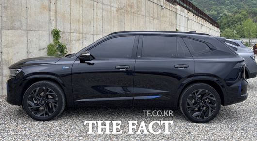 빗길 고속 구간 주행에서 차체는 흔들림이 없었다. 상시 사륜구동 시스템은 노면 상황에 따라 안정적으로 힘을 배분했다. 그랑 콜레오스 외관. /황지향 기자