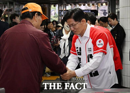 김문수 국민의힘 대통령 후보가 15일 오전 서울 구로구 신도림역에서 출근길 시민들과 인사하는 모습. /임영무 기자