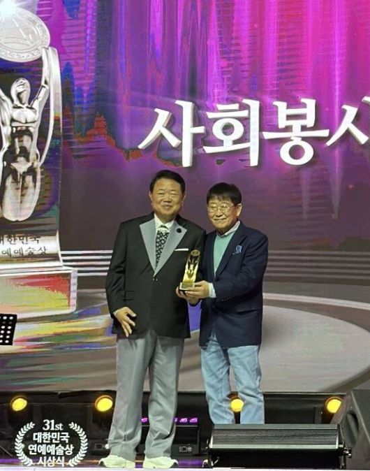 제31회 대한민국 연예예술상 시상식은 (사)한국연예예술인총연합회(이사장 석현, 사진 오른쪽)와 경기도연합회가 주최 주관하는 연예예술계 최대의 축제다. /한국연예예술인총연합회