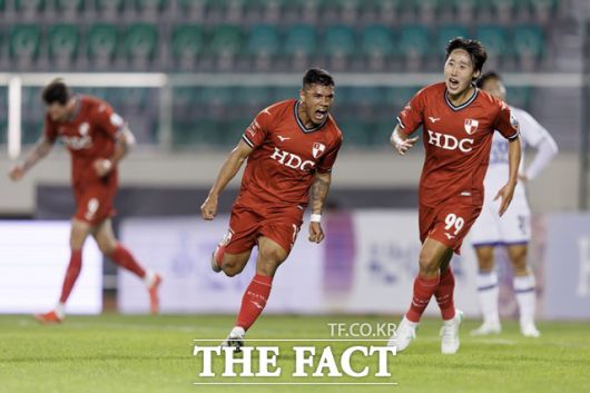 4연승을 달리고 있는 부산 선수들./K리그