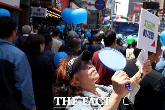 이 후보의 지지자들이 14일 집중유세 현장을 찾아 저격에 대비해 거울과 풍선을 든 모습. /배정한 기자