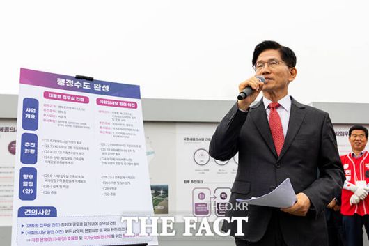국민의힘 김문수 대선 후보가 16일 국회 세종의사당 부지에서 국회 이전 관련 행정수도 공약을 발표하고 있다. /임영무 기자