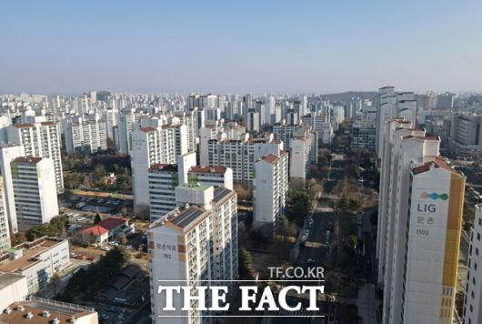 정부는 분당·일산 등 노후화된 1기 신도시의 용적률을 최대 500%까지 완화하고, 안전진단도 면제 혹은 완화하는 내용을 담은 특별법을 지난 2023년 확정했다. 특별법은 택지조성사업 완료 후 20년이 지난 100만㎡ 이상의 택지 등이 적용된다./뉴시스