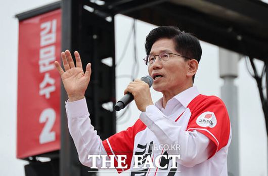 김문수 국민의힘 대통령 후보가 16일 오전 경기도 화성시 동탄 센트럴파크에서 시민들에게 지지를 호소하고 있다. /임영무 기자