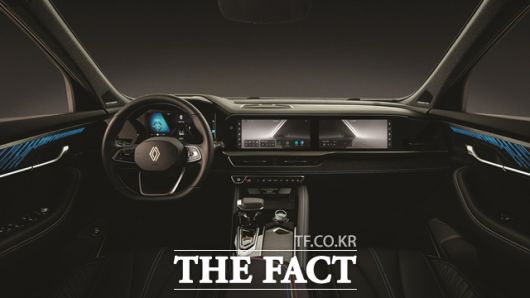 그랑 콜레오스 내부 앞좌석 쪽은 클러스터, 센터 디스플레이, 동승석 디스플레이까지 총 3개의 12.3인치 화면이 파노라마 형태로 연결돼 있으며 각 화면은 독립적으로 작동한다. 그랑 콜레오스 블랙 에디션 '에스프리 알핀 누아르' 내부. /르노코리아