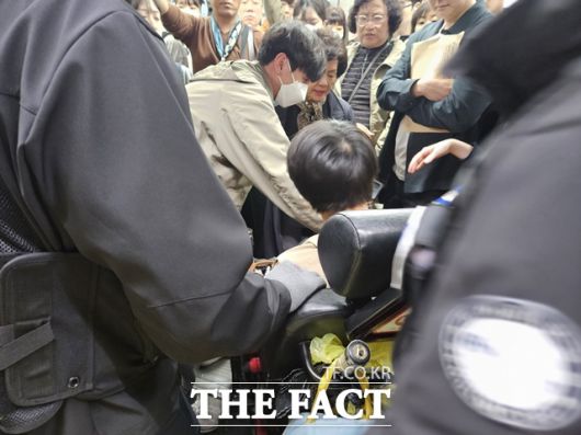서울교통공사 지하철 보안관들은 채증 카메라와 검은색 방패를 들고 휠체어를 탄 전장연 활동가들의 앞을 막아섰다. /이다빈 기자
