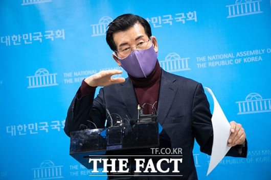 국민의힘이 18일 이재명 더불어민주당 대선 후보의 '판교구청 예정부지 업무협약(MOU) 체결 및 시유지 수의계약 과정의 불법성'을 주장하며 관련자 전원을 공무상 배임죄 및 직권남용죄로 형사고발할 예정이라고 밝혔다. 사진은 장영하 진실대응전략단장. /더팩트 DB