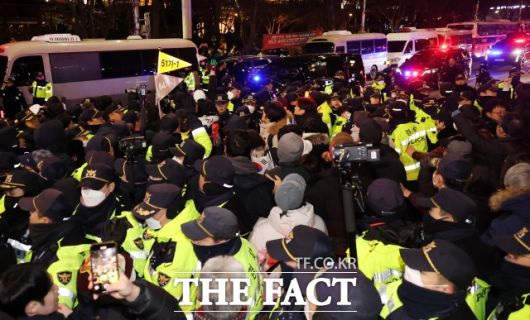 18일 법조계에 따르면 서울서부지법 형사합의11부(김우현 부장판사)는 지난 16일 상해 혐의를 받는 우모 씨와 건조물침입 혐의를 받는 남모 씨에게 징역 10개월씩 선고했다. /뉴시스