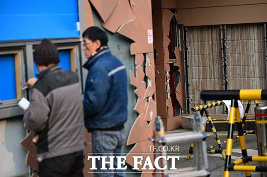 18일 법조계에 따르면 현재까지 서부지법 폭동으로 총 96명이 재판에 넘겨졌다. 오는 28일엔 취재진을 폭행해 특수상해, 특수강요, 특수건조물침입 등 혐의를 받는 문모 씨, 특수건조물침입과 공용물건손상 등 혐의를 받는 조모 씨의 선고기일이 예정됐다. /남윤호 기자