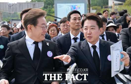 이날 기념식을 앞두고 대화 나누는 이재명, 이준석 후보의 모습. 김문수 국민의힘 대선 후보는 이날 기념식에 참석하지 않고 전날인 17일 5·18 민주 묘지를 참배했다. /광주=뉴시스