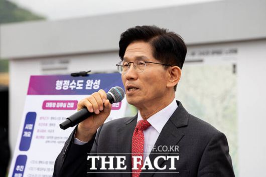 16일 발표된 여론조사에 따르면 이 후보의 강세는 여전하다. 리얼미터가 미디어트리뷴 의뢰로 13~14일 전국 성인 1005명을 대상으로 실시한 조사에 따르면 대선 후보 지지도를 묻는 문항에서 이 후보는 51.9%로 선두를 달렸다. 이어 김문수 국민의힘 후보 33.1%, 이준석 개혁신당 후보 6.6%, 황교안 무소속 후보 1.7% 순이다. 사진은 김문수 후보. /임영무 기자