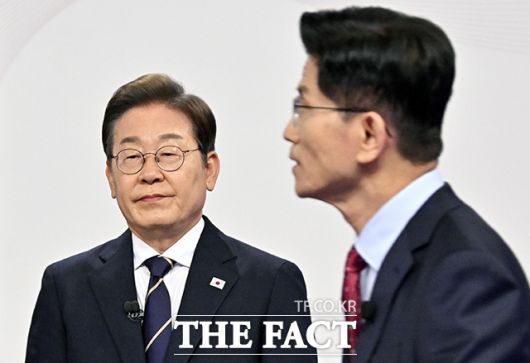 이재명 더불어민주당 대선 후보(왼쪽)와 김문수 국민의힘 대선후보가 18일 서울 마포구 SBS프리즘타워에서 열린 중앙선거방송토론위원회 주관 제21대 대통령선거 후보자토론회에 참석하고 있다. /국회사진취재단