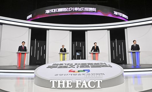 김문수 국민의힘, 권영국 민주노동당, 이준석 개혁신당, 이재명 더불어민주당 대선 후보(왼쪽부터)가 중앙선거방송토론위원회 주관으로 18일 서울 상암동 SBS 프리즘센터 스튜디오에서 열린 제21대 대선 1차 후보자 토론회를 준비하고 있다. /국회사진취재단