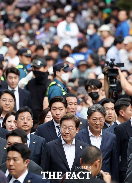 이재명 더불어민주당 대선후보가 17일 광주 동구 금남로에서 열린 제45주년 5·18 민주화운동 전야제에 참석하고 있다. /광주=뉴시스