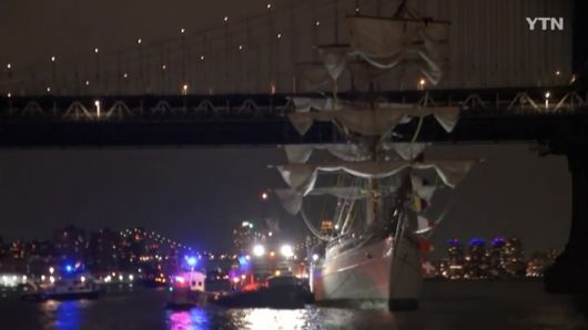 17일(현지시간) AP통신, CNN, 뉴욕타임스(NYT) 등에 따르면 멕시코 해군 훈련함 쿠아우테모크호가 이날 오후 8시 26분쯤 브루클린 브릿지와 충돌했다. /YTN24 보도화면 캡처