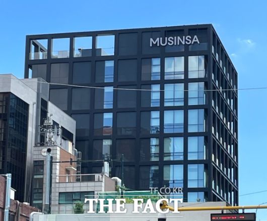 지난해 '매출 1조원'이라는 사상 최대 실적을 기록한 무신사가 기업공개(IPO)를 앞두고 몸값 높이기에 사활을 걸고 있다. 사진은 성수동 무신사 건물의 모습이다. /문은혜 기자