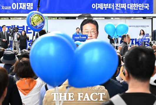 저격을 방해하기 위한 방탄유리와 풍선.