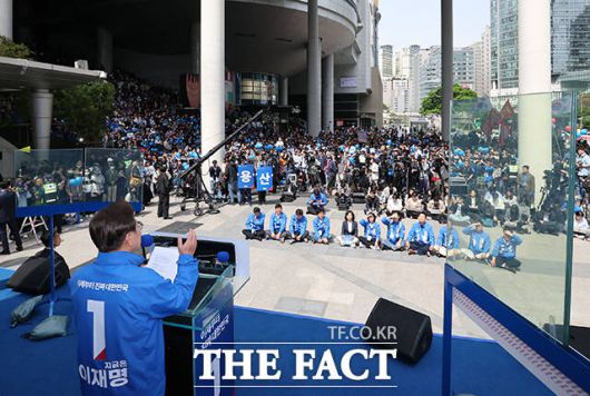 용산역에서 지지 호소하는 이재명 후보.