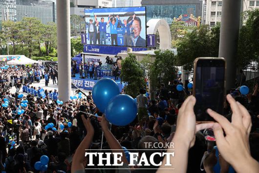 이재명 후보 연설 듣기 위해 용산역에 운집한 시민들.