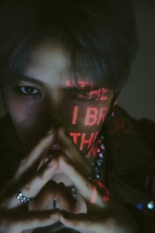 가수 겸 배우 김재중이 19일 오후 6시 새 미니 앨범 'Beauty in Chaos'를 공개한다. /인코드 엔터테인먼트