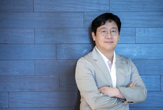 네이버는 지난 15일 조직 개편을 통해 새로운 시장 개척과 헬스케어 사업 강화를 위한 '테크비즈니스' 부문을 신설, 해당 부문 대표로 최 전 COO(사진)를 앉혔다. /네이버