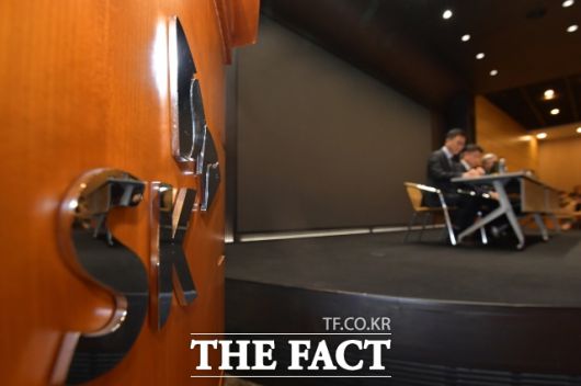 유영상 SK텔레콤 대표를 비롯한 임원진들이 지난달 25일 서울 중구 SKT타워에서 긴급 기자회견을 열고 SK텔레콤 이용자 유심 정보가 해커 공격으로 유출된 것과 관련해 사과하고 있다. /장윤석 기자