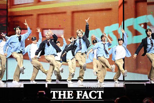 [더팩트ㅣ남용희 기자] 그룹 라이즈가 19일 오전 서울 용산구 블루스퀘어 SOL트래블홀에서 열린 첫 정규앨범 'ODYSSEY(오디세이)' 발표 쇼케이스에서 화려한 무대를 펼치고 있다.