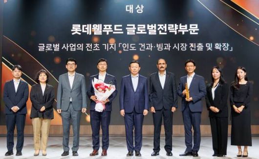 신동빈 롯데그룹 회장(왼쪽에서 5번째)이 지난 12일 열린 '롯데 어워즈'에 참석해 수상자들과 기념 촬영을 하고 있다. 해당 어워즈에서 인도 시장 내 성과를 인정받은 롯데웰푸드 글로벌전략부문이 대상을 받았다. /롯데그룹