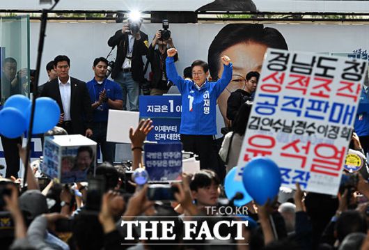 지지자들에게 인사하는 이재명 후보.