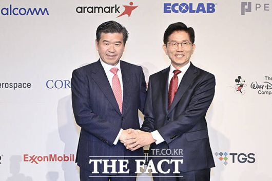 기념촬영하는 김문수 후보와 제임스 김 주한미국상공회의소(암참) 회장.