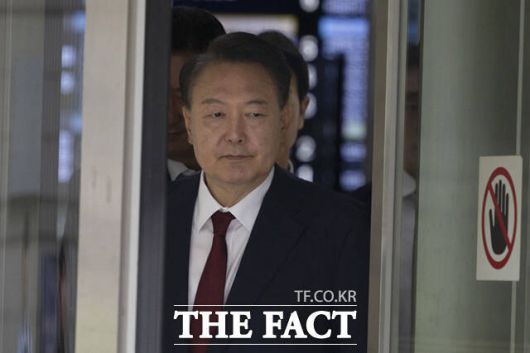 윤석열 전 대통령이 19일 서울 서초구 서울중앙지방법원에서 열린 내란 우두머리 혐의, 직권남용 권리행사방해 혐의 사건 4차 공판의 오전 재판 종료 후 점심 식사를 위해 법원을 나서고 있다. /사진공동취재단