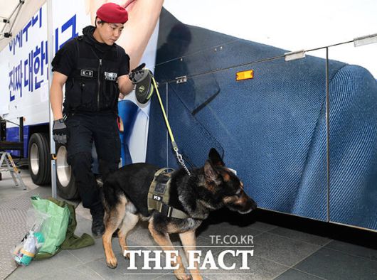 유세차량 점검하는 경찰견.