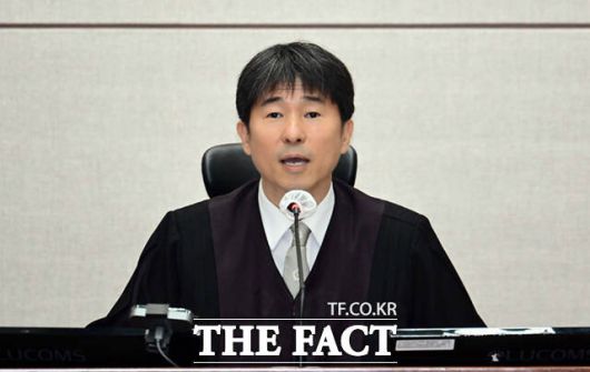 19일 재판 진행에 앞서 최근 제기된 '룸살롱 접대 의혹'에 대해 자신의 입장을 밝힌 지귀연 부장판사./사진공동취재단