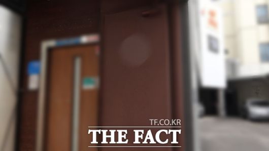 지귀연 부장판사의 룸살롱 접대 의혹 장소로 지목된 청담동 모 주점. 문이 닫혀 있고 천장에 CCTV가 설치돼 있다. /이상빈 기자