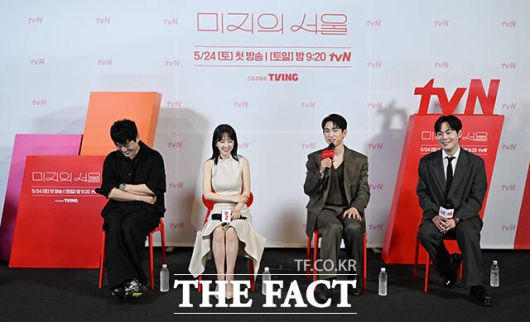 박신우 감독과 배우 박보영, 박진영, 류경수(왼쪽부터)가 21일 오후 서울 영등포구 CGV영등포에서 열린 tvN 새 토일드라마 '미지의 서울' 제작발표회에 참석해 취재진의 질문에 답하고 있다. /장윤석 기자