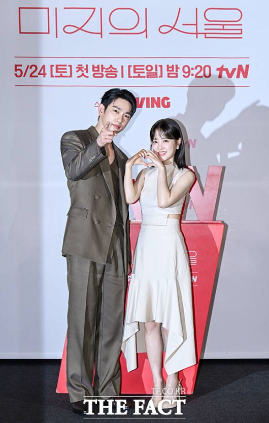 배우 박진영(왼쪽)과 박보영이 tvN 새 토일드라마 '미지의 서울'을 통해 호흡을 맞춘다. /장윤석 기자