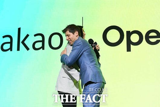 카카오는 현재 AI 등 기술 분야에 집중하고 있다. 사진은 정신아 카카오 대표(왼쪽)와 샘 울트먼 오픈AI 최고경영자가 지난 2월 서울 중구 더플라자호텔에서 열린 '카카오 미디어데이'에 참석해 포옹을 하고 있는 모습 /서예원 기자