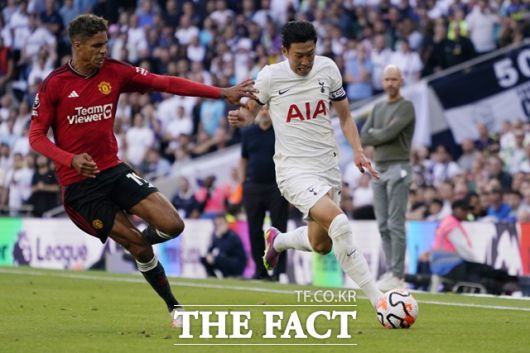 EPL 16위 맨유와 17위 토트넘은 UEL 사상 11번째 동일 리그 팀 간, EPL 소속으로는 세 번째 결승전 대결을 펼치게 됐다. 사진은 맨유전에 나선 손흥민(오른쪽)의 드리블 장면./런던=AP.뉴시스