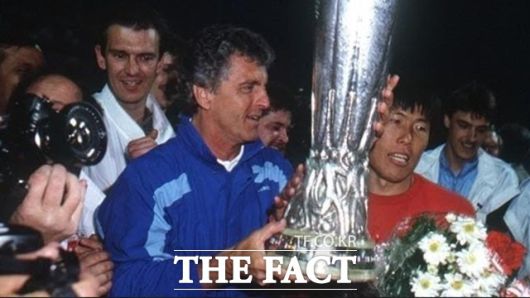 손흥민이 UEL 우승컵을 차지하면 차범근 김동진 이호에 이어 한국이 네 번째 UEL 챔피언에 오르게 된다. 사진은 독일 분데스리가 프랑크푸르트 소속으로 두 차례 UEFA컵(UEL 전신) 우승 트로피를 들어올린 차범근(오른쪽)./SPOTV