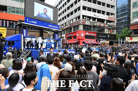 이재명 더불어민주당 대선 후보가 21일 인천광역시 남동구 구월 로데오광장에서 열린 유세에서 지지를 호소하고 있다.