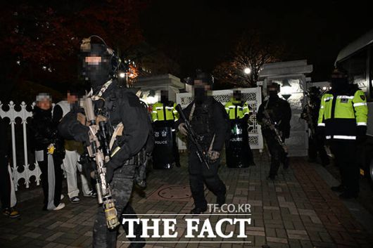 윤석열 전 대통령이 2024년 12월 3일 밤 '비상계엄' 선포를 한 가운데 서울 여의도 국회에서 군인들이 이동을 하고 있다. /국회=배정한 기자