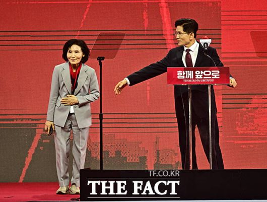 김문수 국민의힘 대선 후보가 지난 3일 오후 경기도 고양시 킨텍스 제1전시장에서 열린 제21대 대통령 선거 후보 선출을 위한 전당대회에 참석해 수락연설 전 아내 설난영 여사와 함께 인사를 하고 있다. /배정한 기자