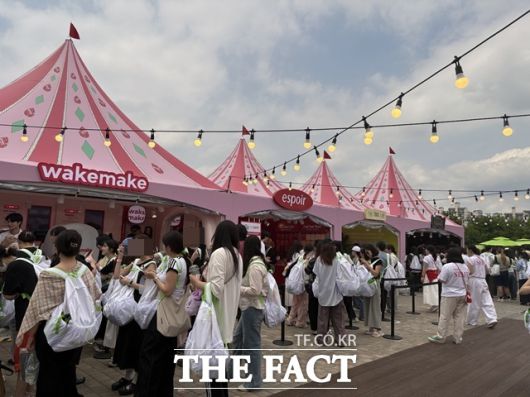 '2025 올리브영 페스타'는 크게 스킨케어, 메이크업, 퍼스널케어, 헬시라이프, 럭스에디트 총 5개 존으로 구성된다. /문화영 기자