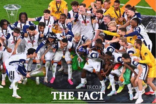 토트넘 '캡틴' 손흥민(앞줄 맨 왼쪽)이 22일 태극기를 몸에 두른 채 유로파리그 우승컵을 들고 선수들과 함께 감동적인 세리머니를 펼치고 있다./빌바오=AP.뉴시스