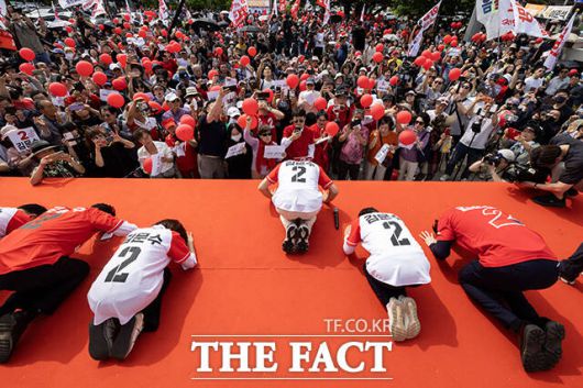 김문수 국민의힘 대통령 후보가 21일 경기 김포시 사우문화체육광장 앞에서 열린 유세에서 시민들에게 지지를 호소하며 큰절을 하고 있다. /김포=남윤호 기자