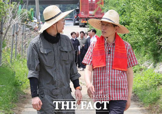 국민의힘 김문수 대선 후보가 21일 경기 고양시 덕양구에서 열린 '고양시 청년 농업인 모내기 및 새참 간담회'에 참석해 한 청년 농부와 대화를 나누고 있다. /임영무 기자