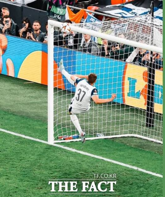 후반23분 바이시클 킥으로 맨유의 헤더 슛을 걷어내고 있는 토트넘 센터백 미키 판 더 펜의 '슈퍼 세이브' 장면./토트넘